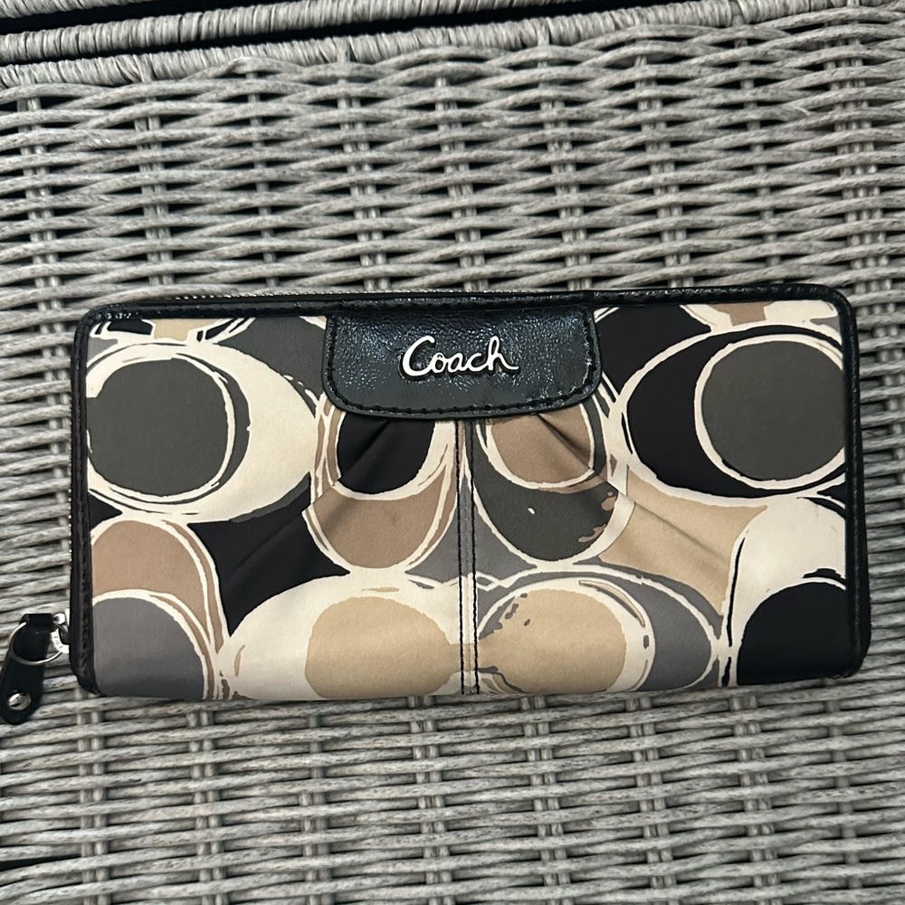 EUC Y2K Coach Black/ Brown/ Grey Signature C Wallet